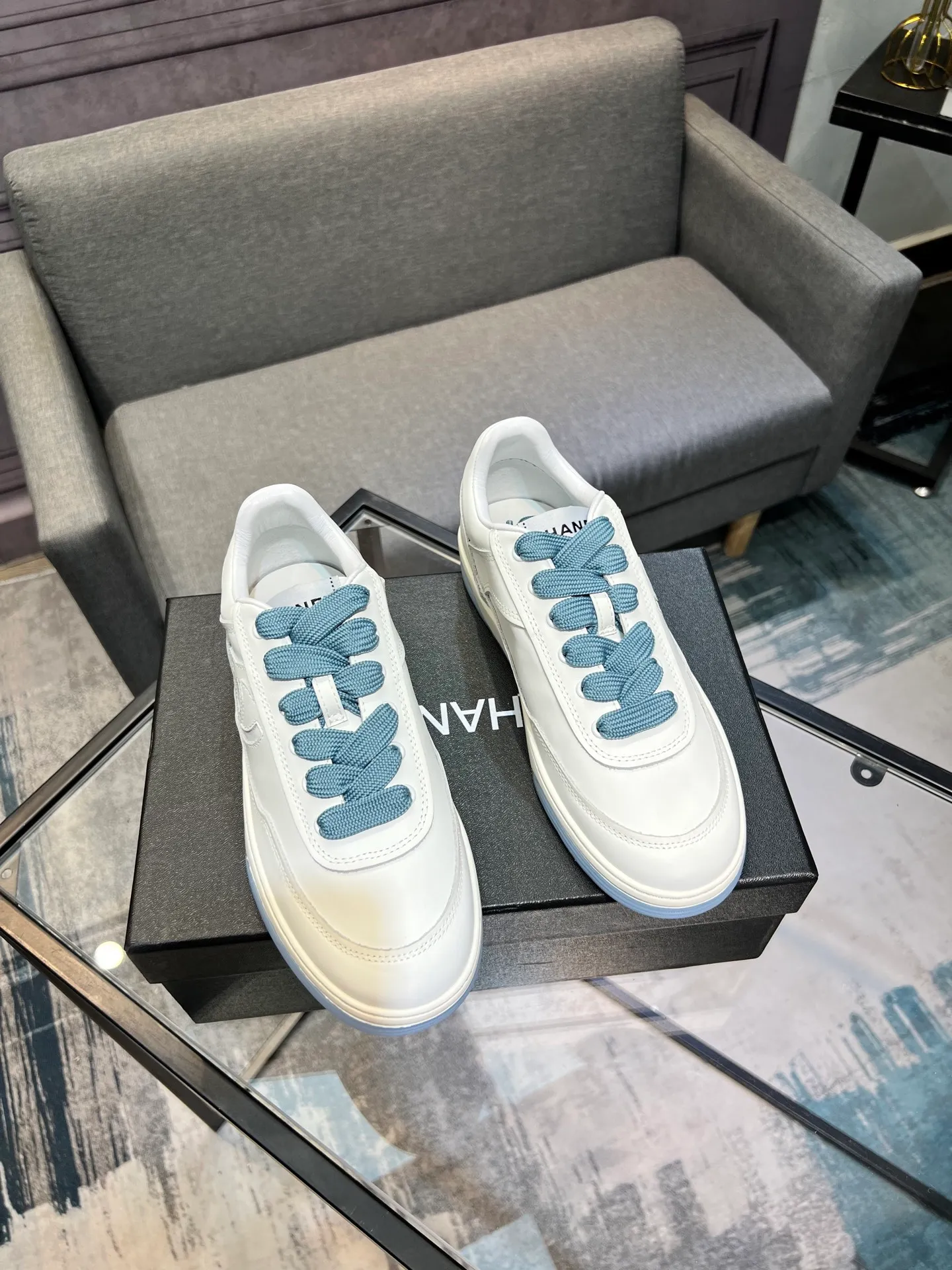 Men's men's shoes 💰620 Exclusive real shot (top version) CHANEL Chanel's new panda sneakers Panda shoes Chanel 2025ss color matching thick-soled casual sports shoes sneakers Counter synchronization The counter is very popular Very difficult to buy a shoe The most popular thick-soled panda shoes on the Internet It is obvious that Xiaoxiang control cannot miss it Simple and versatile white shoes that have both good looks and comfort Thick sole increases height, is super versatile and can be worn with eyes closed😍 Whoever wears it will look better. Upper: calfskin. Lining: imported sheepskin lining. Outsole: TPU original outsole. Size: 35-44 (41 for women, 40 for men, custom made).